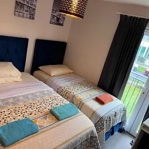 Lovely Twin With Ensuite Bathroom 15 Mins From Airport Privatunterkunft
